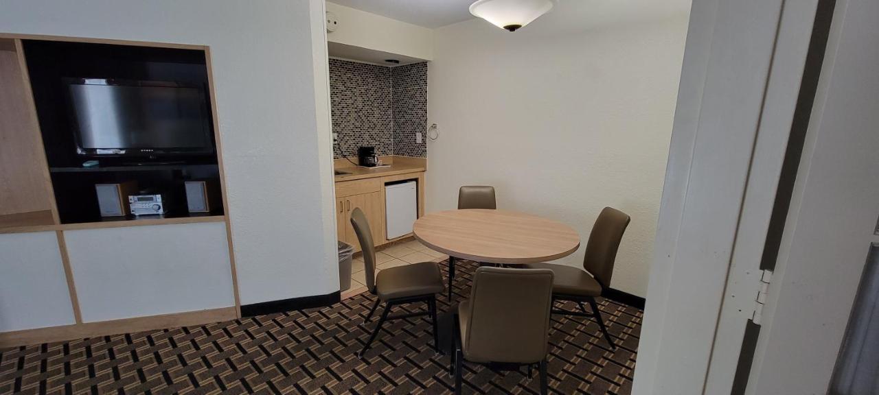 Hotel Carolina A Days Inn By Wyndham Hilton Head Island Bagian luar foto