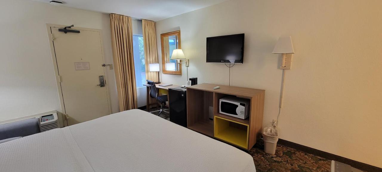 Hotel Carolina A Days Inn By Wyndham Hilton Head Island Bagian luar foto