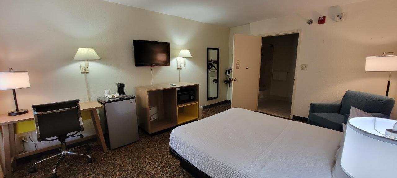 Hotel Carolina A Days Inn By Wyndham Hilton Head Island Bagian luar foto