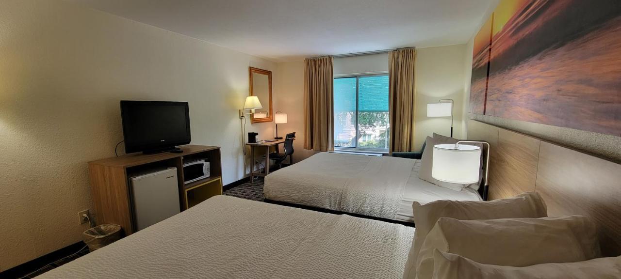 Hotel Carolina A Days Inn By Wyndham Hilton Head Island Bagian luar foto