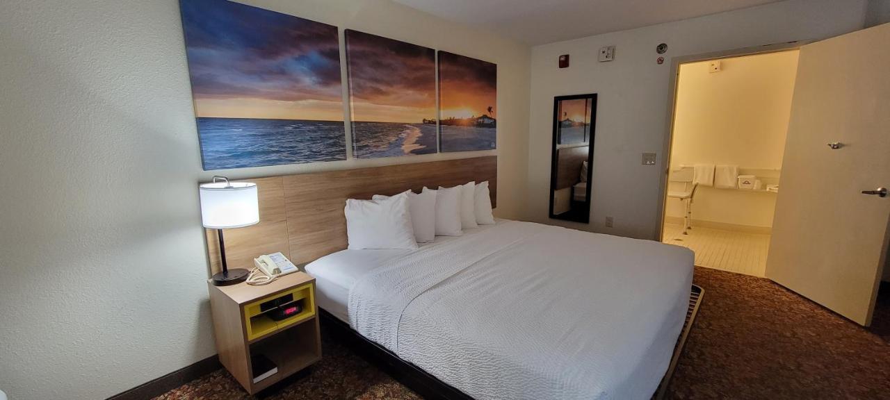 Hotel Carolina A Days Inn By Wyndham Hilton Head Island Bagian luar foto
