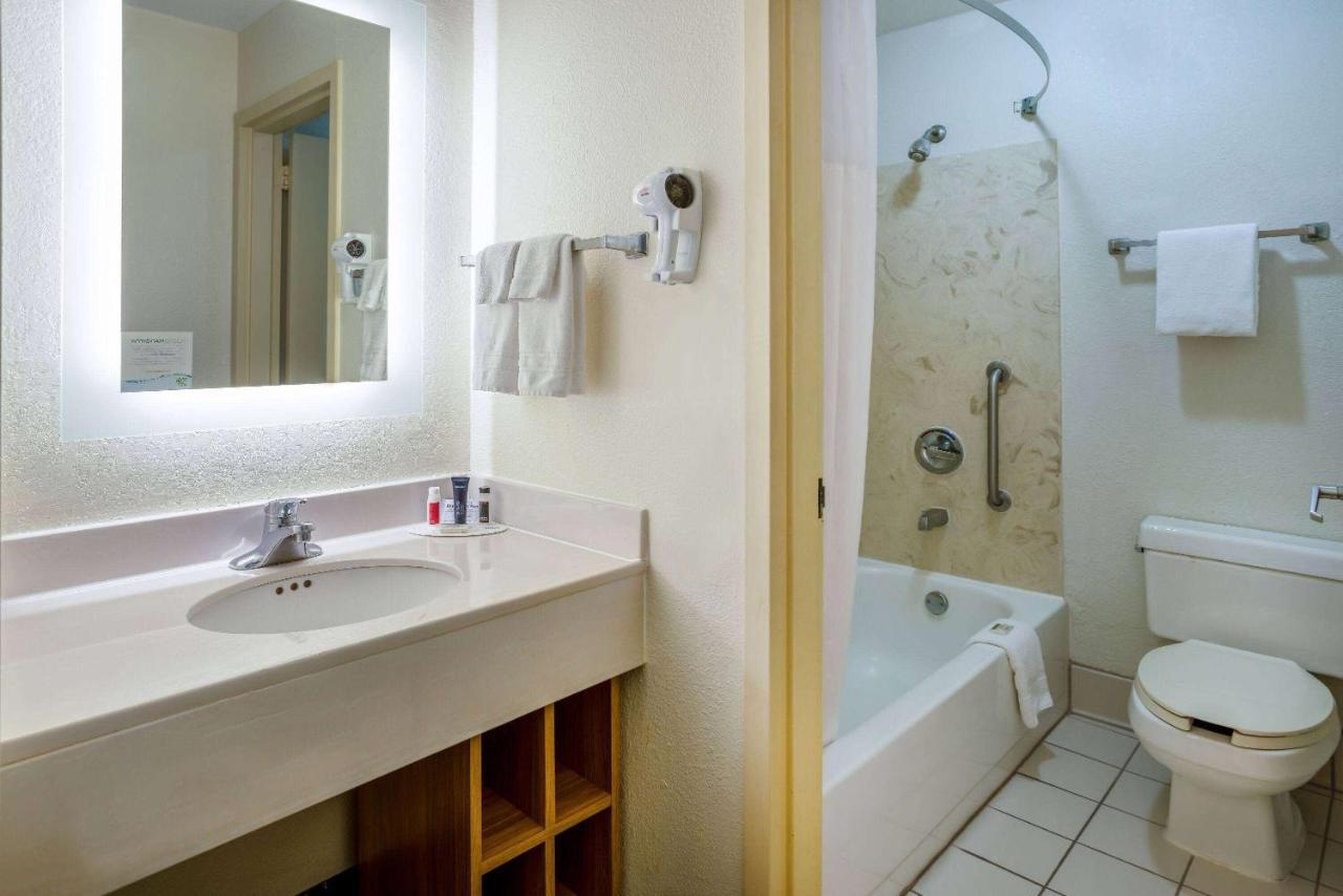 Hotel Carolina A Days Inn By Wyndham Hilton Head Island Bagian luar foto