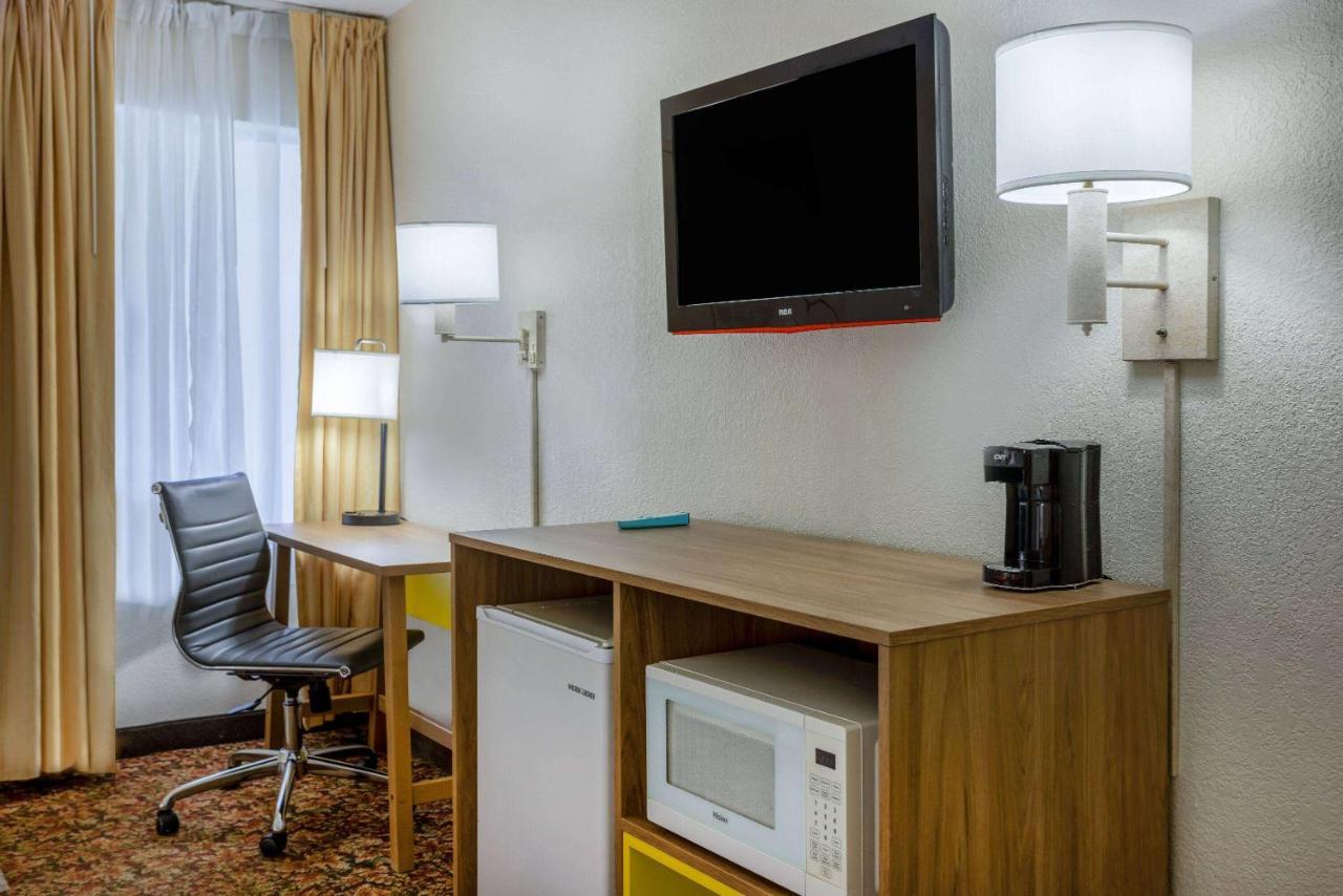 Hotel Carolina A Days Inn By Wyndham Hilton Head Island Bagian luar foto