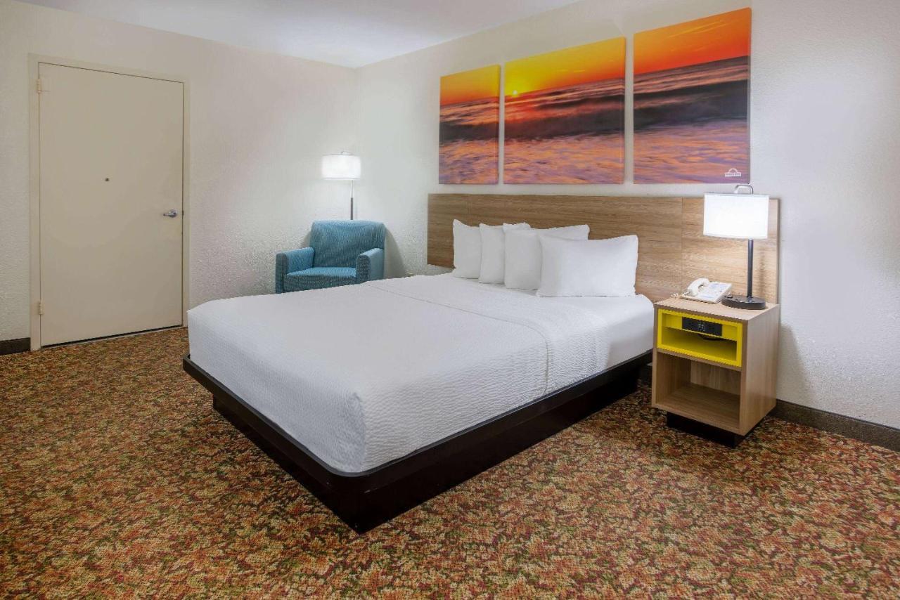 Hotel Carolina A Days Inn By Wyndham Hilton Head Island Bagian luar foto